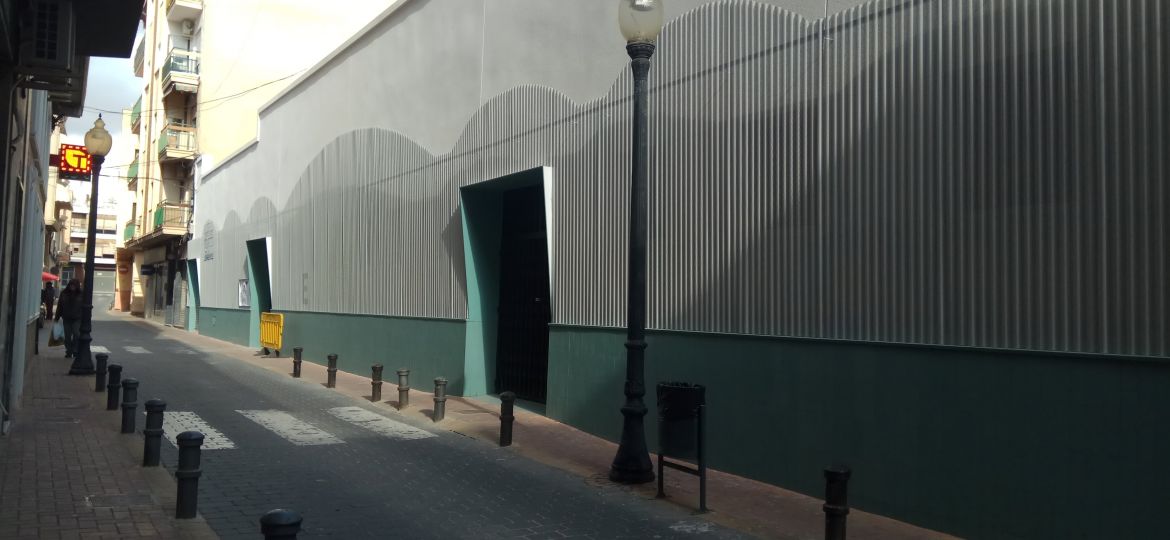 La Policía autonómica levanta acta a dos vendedores del Mercado Municipal de Abastos_603567faab486.jpeg